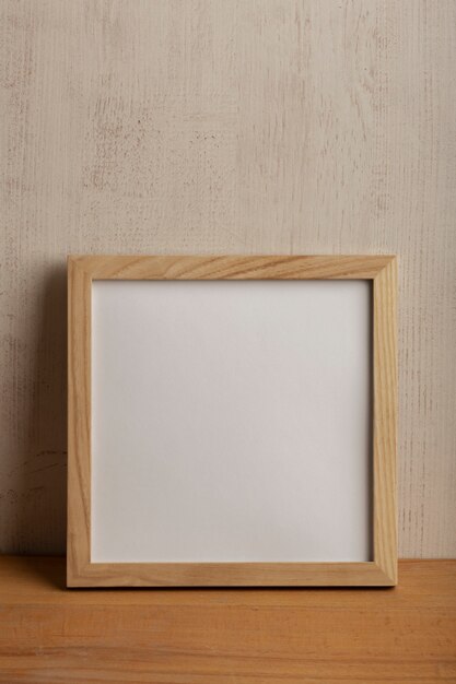 Houten frame op stucwerkachtergrond