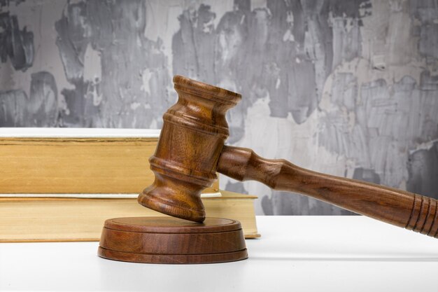 Houten hamer en boeken op een houten tafel