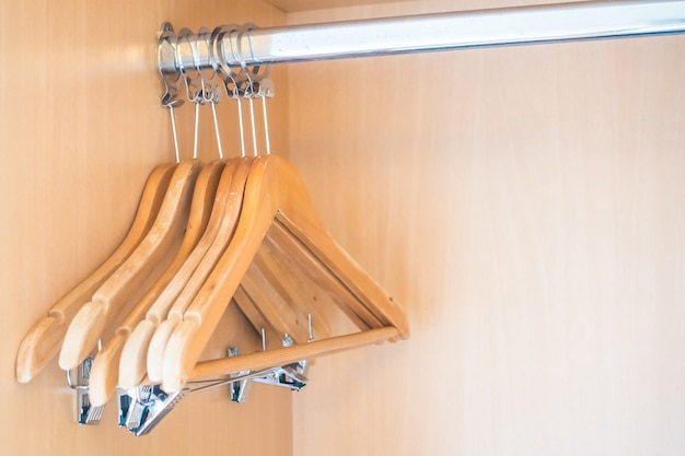 Gratis foto houten hangers opknoping in een kast