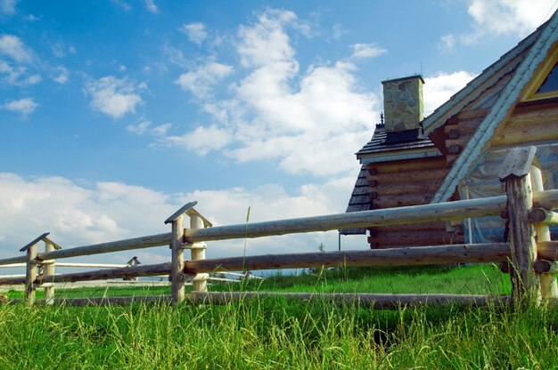 Houten hek met een huis achter