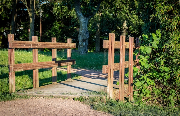 Houten hekken van het park omgeven door bomen