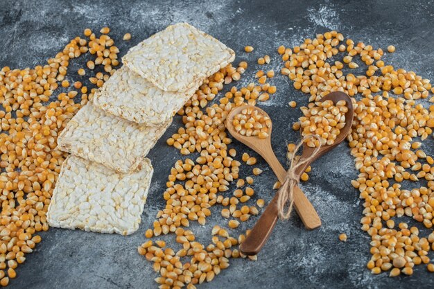 Houten lepels suikermaïs met knapperig rijstbrood.