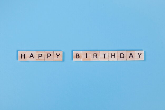 Houten letters gerangschikt in Happy Birthday