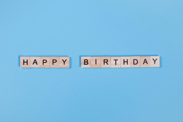 Houten letters gerangschikt in Happy Birthday