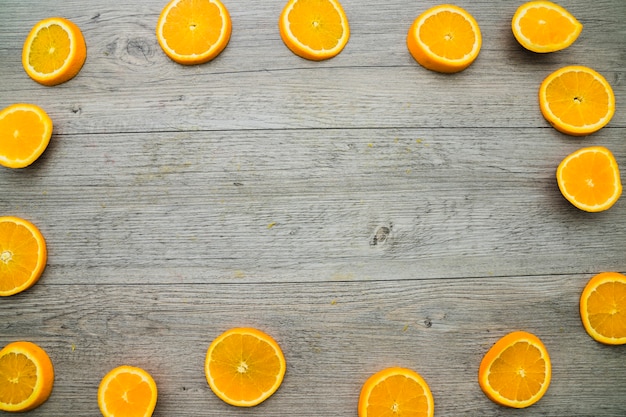 Houten oppervlak met frame gemaakt met oranje plakjes