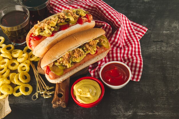 Houten oppervlak met heerlijk fastfood menu