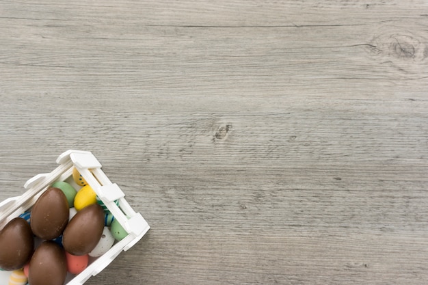 Gratis foto houten oppervlak met paaseieren