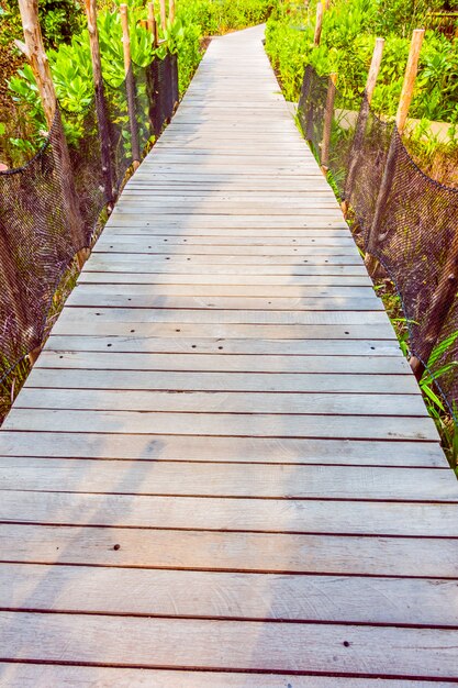 Houten pad om te wandelen