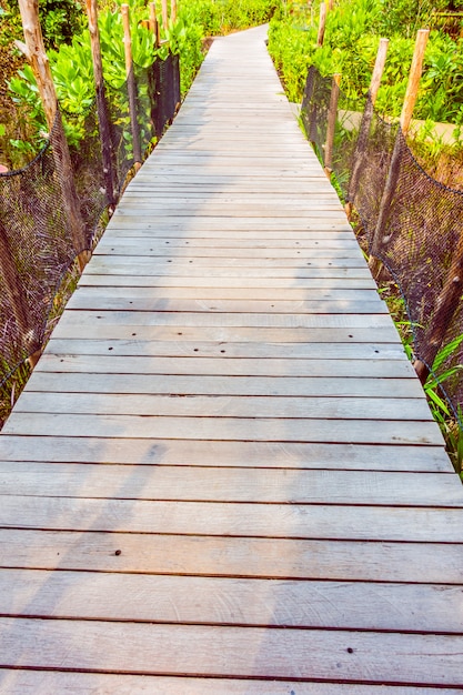 Houten pad om te wandelen