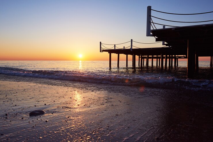 Gratis Foto houten pier op een mooie oranje zonsondergang.