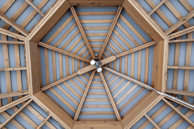 Gratis foto houten plafondconstructie van een paviljoen of tuinhuisje