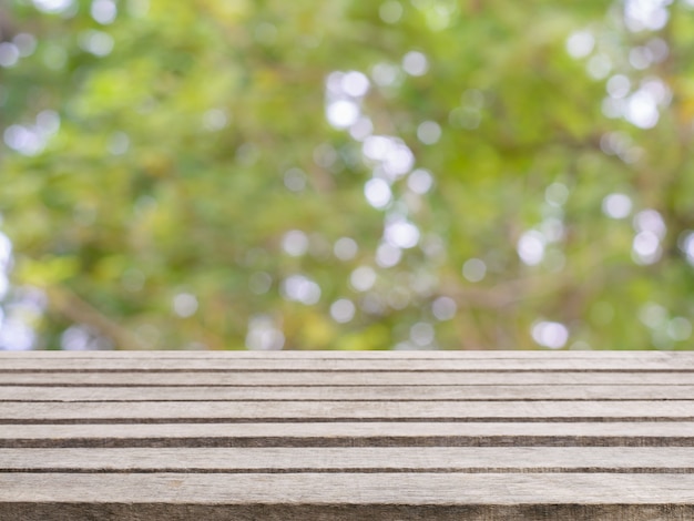 Houten plank lege tafel onscherpe achtergrond