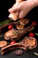 Gratis foto houten plank met heerlijk gekookt vlees