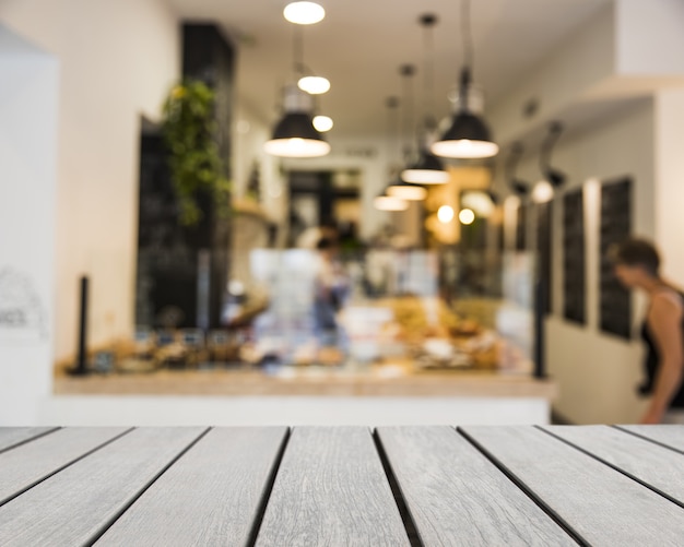 Houten plank naar bar scene kijken