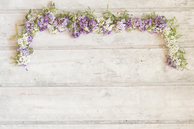 Gratis foto houten planken met decoratieve bloemen