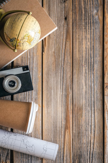 Gratis foto houten reisachtergrond met globe map camera en koffie bovenaanzicht