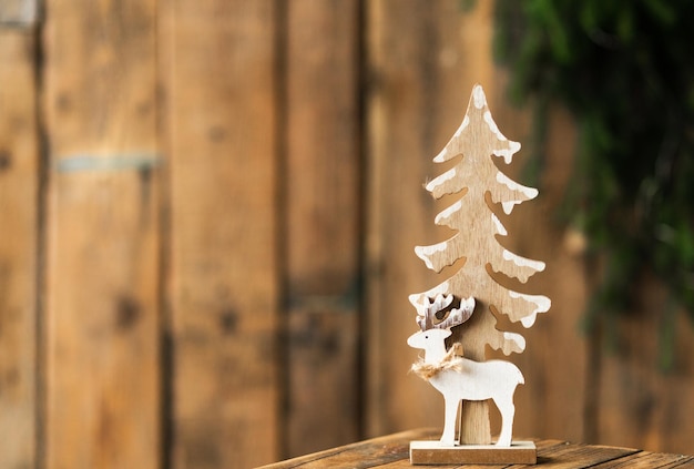 Houten speelgoed kerstboom met herten op houten achtergrond. ruimte kopiëren