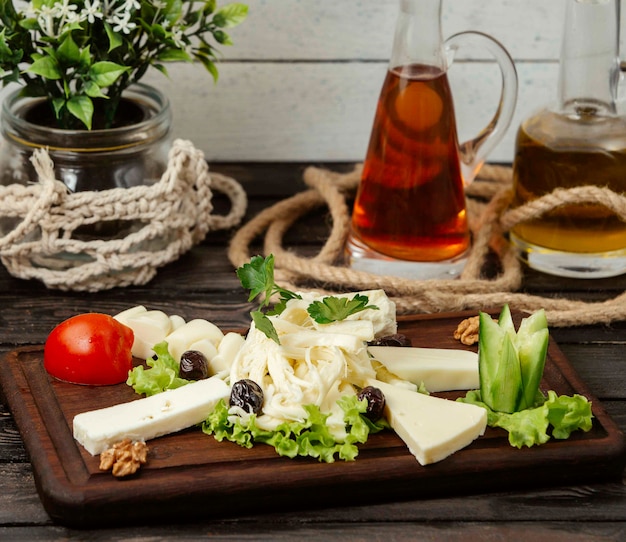 Houten standaard met gesneden kazen van verschillende soorten op de tafel