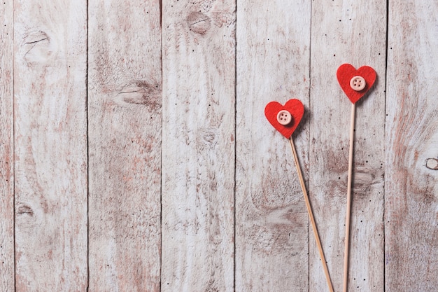 Houten stokken met een hart in het einde op een houten tafel