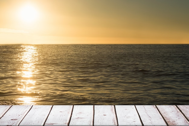 Houten tafel bij zonsondergang