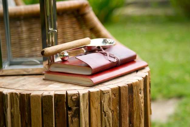 Gratis foto houten tafel in de tuin