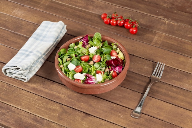 Houten tafel met een smakelijke salade