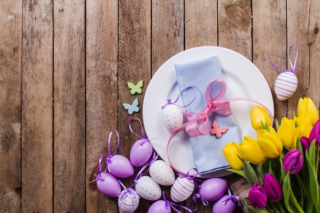 Houten tafel met plaat en voorjaar decoratie