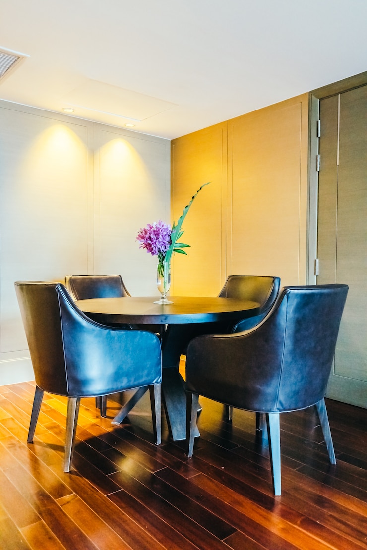 Gratis Foto houten tafel met vier stoelen