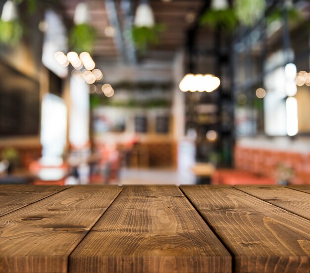 Houten Tafel Met Wazig Restaurant Scene Premium Foto