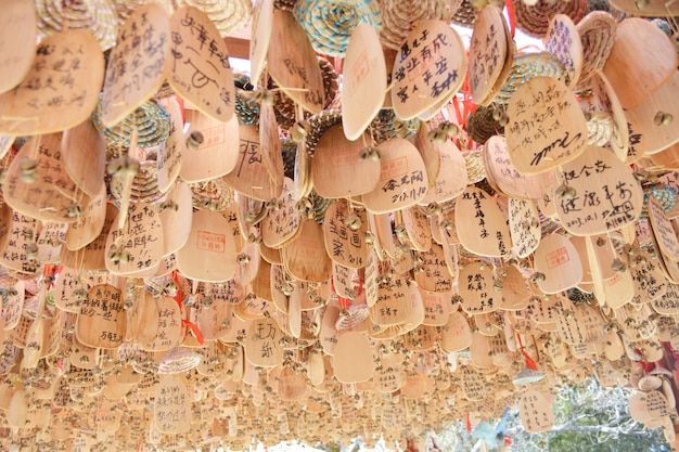 Houten tafels met chinese karakters