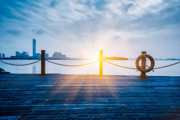 Gratis foto houten terras aan de rivier