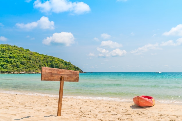 Gratis foto houten uithangbord op tropisch strand