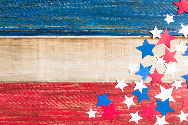 Houten usa vlag met rood; blauw en wit papier knipsel sterren