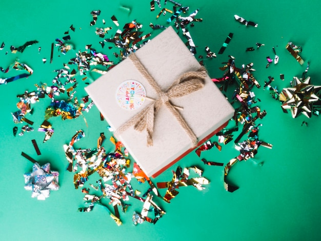 Gratis foto huidige doos en confetti