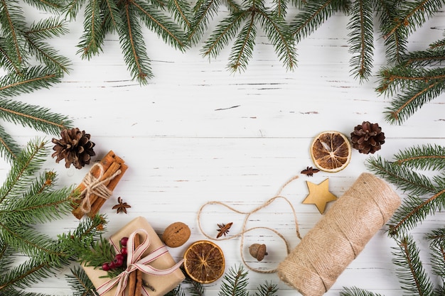 Huidige doos in Kerstmisomslag dichtbij spoel van draden tussen spartakken