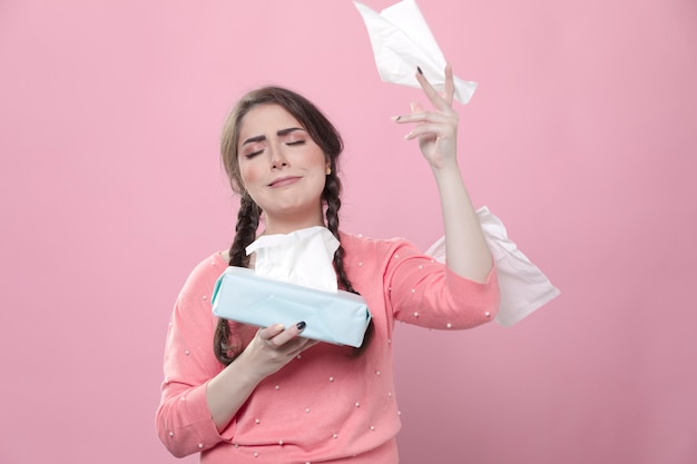 Huilende vrouw servetten gooien in de lucht