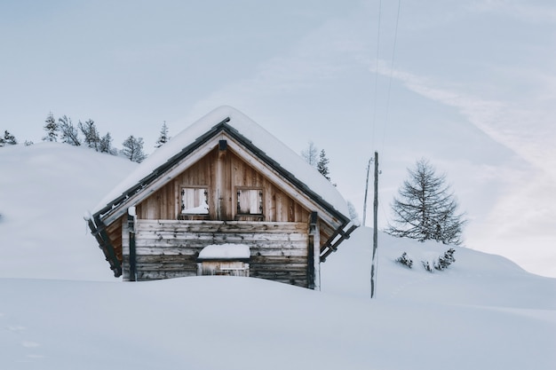 Huis bedekt met sneeuw