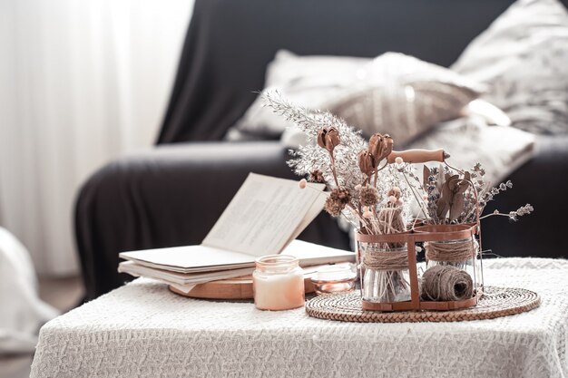 Huis gezellig stilleven met een zwarte bank en decor in de woonkamer.