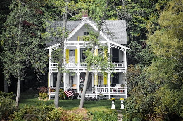 Gratis foto huis in een bos bedekt met groen onder het zonlicht overdag