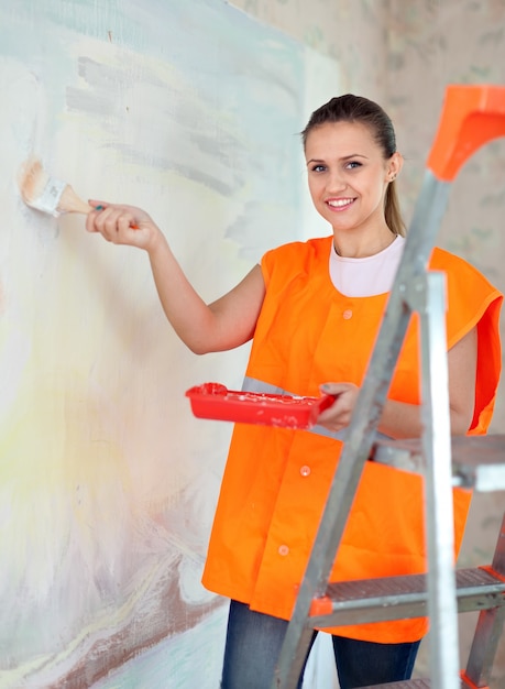 Gratis foto huis schilder schildert muur