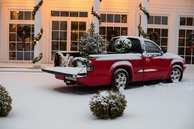 Huis versierd voor Kerstmis met rode auto