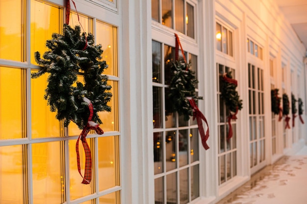 Gratis foto huis versierd voor kerstmis met rode auto