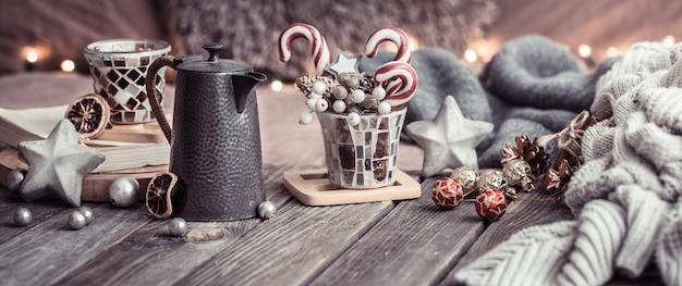 huiscomfort, details van het feestelijke interieur op een houten tafel