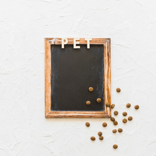 Huisdier schrijven en droog voedsel op blackboard