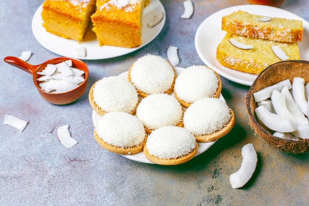 Huisgemaakte heerlijke kokoscake met halve kokosnoot