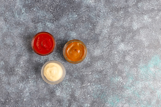 Huisgemaakte ketchup, mosterd en mayonaisesaus.