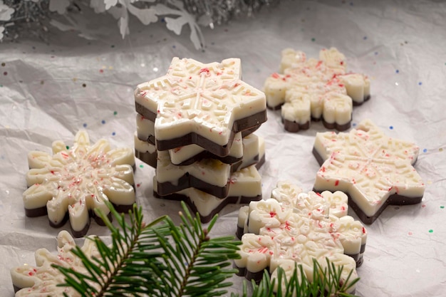Huisgemaakte pepermuntschors witte en donkere chocolade met geplette zuurstokken kersttraktatie of cadeau