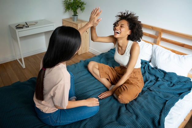 Gratis foto huisgenoten delen gelukkige momenten samen