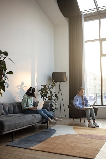 Gratis foto huisgenoten die tijd samen doorbrengen