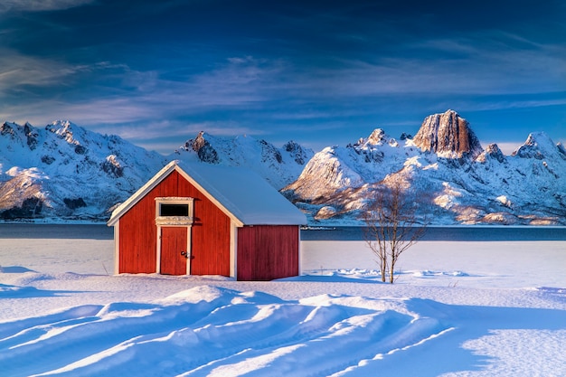 Huisje in een besneeuwd landschap